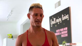 Twink aime regarder son beau-père se branler la bite devant lui