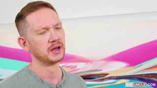 Le twink ne peut s'empêcher de fixer la grosse bite du beau-père