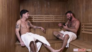 Dans le sauna, ces hommes commencent à sucer la bite de l'autre Dans le sauna, ces hommes commencent à sucer la bite de l'autre