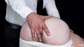 Minet poilu en missionnaire se faisant doigter le cul par un DILF