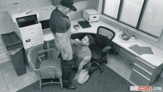 Garde DILF se fait sucer la bite par ce mec surpris en train de voler