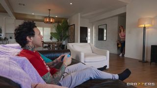 Aubree Valentine surprend Abigaiil Morris en l'enculant avec son poing