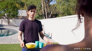 Syren de Mer satisfait les amis de son fils lors d'un plan à trois