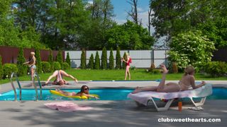 Rebecca Nikson et Nicole Murkovski : orgie lesbienne à la piscine