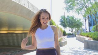 Mikayla ose se masturber dans n'importe quelle rue en plein air !