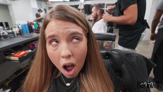 Samante aime baiser au salon de coiffure pendant qu'elle travaille !