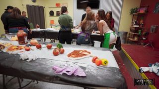 Dans les cours de cuisine, elle suce la saucisse d'un collègue sous la table