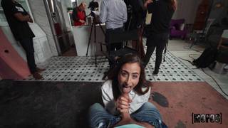 Scarlett Page suce dans les coulisses d'un spectacle