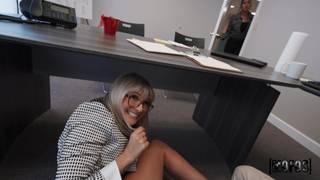 Katee V se fait baiser par son collègue Tony Rubino Katee V se fait baiser par son collègue Tony Rubino