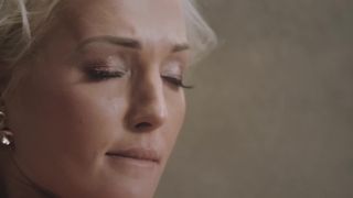 Charlie Red et Lovita Fate dans une scène porno lesbienne intime