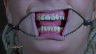 Ashley Graham aime être attachée et humiliée nue par un vieux