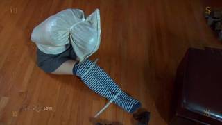 Femme dominée, ligotée et asservie dans une scène BDSM Femme dominée, ligotée et asservie dans une scène BDSM