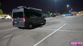 Brune aux petits seins baise en diverses positions dans le van