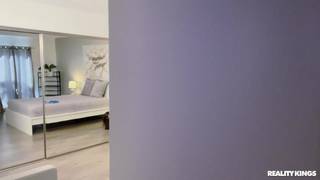 Spencer Bradley a surpris Keiran Lee en train de l'espionner