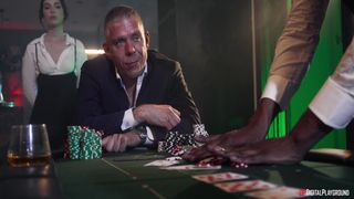 Ce joueur de poker a gagné quelques filles dans le pari sexuel !