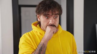 Abigaiil Morris se fait baiser le gros cul par son colocataire