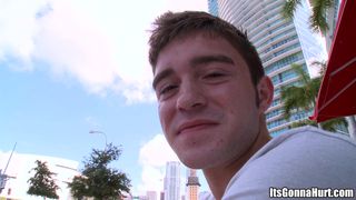 Un homme se voit proposer de faire l'amour avec un homme noir