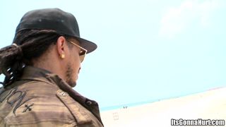 Un twink se fait étirer le trou du cul par une bite noire