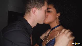 Selva se fait baiser la chatte poilue en position debout en levrette