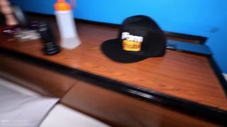 Une Trans noire fait un massage huileux puis suce la bite d'un homme