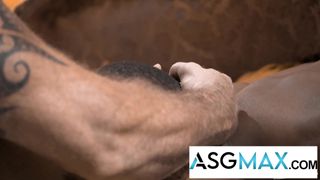 Adrian Hart ouvre son cul pour le DILF Lance Charger