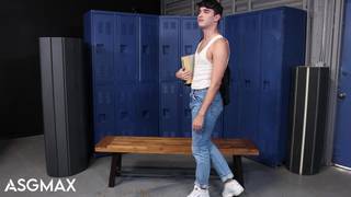 Le twink Rob Quin suce son prof Marco Lorenzo dans les vestiaires