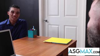 Amone Bane suce la bite puis baise le mari de son oncle Rob Montana