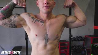 Jeremiah Cruze s'empiffre de la bite de King après un entraînement Jeremiah Cruze s'empiffre de la bite de King après un entraînement