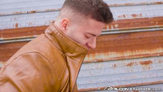 Olivier Robert se fait baiser par le musclé Clark Delgaty en plein air