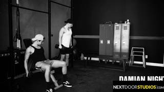 Ménage à trois gay de sportifs qui sucent des bites et baisent Ménage à trois gay de sportifs qui sucent des bites et baisent
