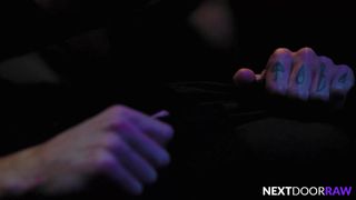 Roman Todd se fait tailler une pipe par Theo Brady dans la ruelle