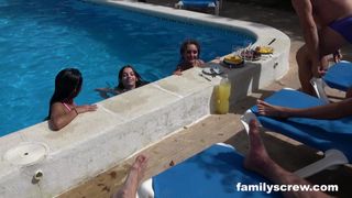 Ces latinas se feront baiser dans la piscine par plusieurs amis