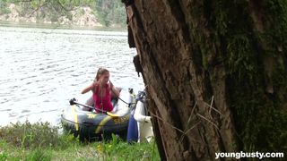 Un voyeur l'espionne se masturbant sur un bateau au milieu du lac !