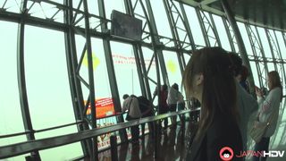 La hauteur excite Mio Yuasa et lui donne envie d'être baisée