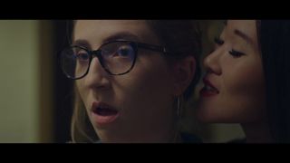 L'Asiatique tombe amoureuse d'une blonde dans une baise lesbique !