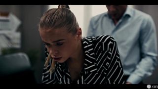 Alexa Flexy se fige dans une interview et finit par se faire baiser