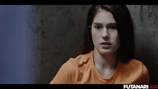 Tiffany Tatum baise avec un strapon en prison