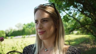 Amy Douxxx est impressionnée en voyant la BBC de Jack Rippher !