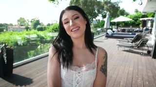 Raven Lane est la jeune femme brune qui se masturbe en plein air