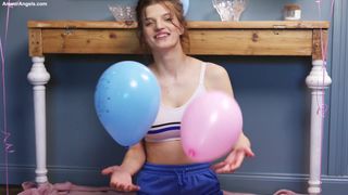 Roni se prépare pour son anniversaire avec l'envie de se masturber !