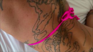 MILF Kaci Kennedy essaie un maillot de bain devant un mec qui la baise