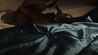 MILF rousse sensuelle au lit dans un porno BDSM avec des chaînes