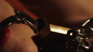 MILF rousse sensuelle au lit dans un porno BDSM avec des chaînes MILF rousse sensuelle au lit dans un porno BDSM avec des chaînes