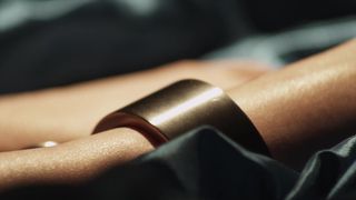 MILF rousse sensuelle au lit dans un porno BDSM avec des chaînes