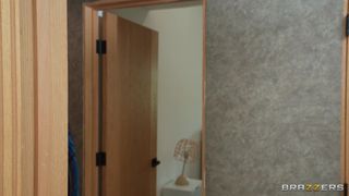 Jesse Pony branle Mighty Dee puis se fait baiser par Mick Blue