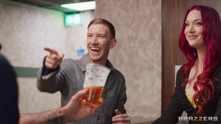 Pour obtenir le poste, la rousse Cici Anders suce la bite de Danny D