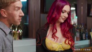 Pour obtenir le poste, la rousse Cici Anders suce la bite de Danny D