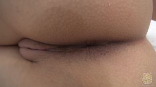 La blonde Sofie exhibe sa belle chatte gonflée en solo