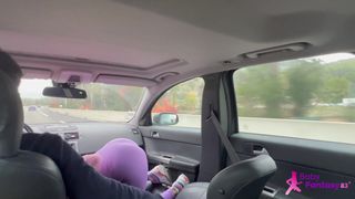 Babyfantasy83 reprend sa pipe dans une salle de bain publique