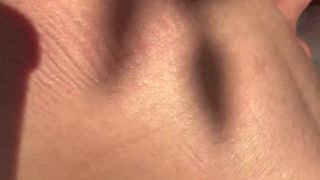 Elle marche dans les rues en suçant les bites d'inconnus en plein air